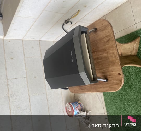 מכשיר Homex על שולחן עץ קטן